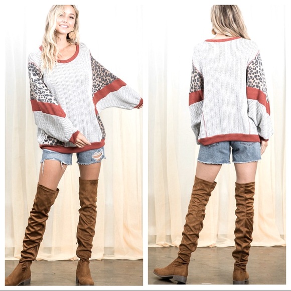 Leopard Contrast detail top w/ Pockets - Picture 2 of 6